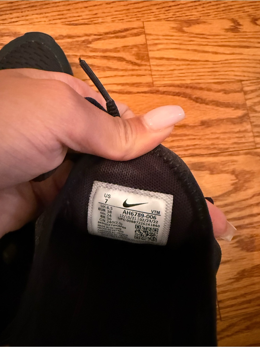 Nike Women’s Black Air Max 270 Sneakers - Picture 6 of 7